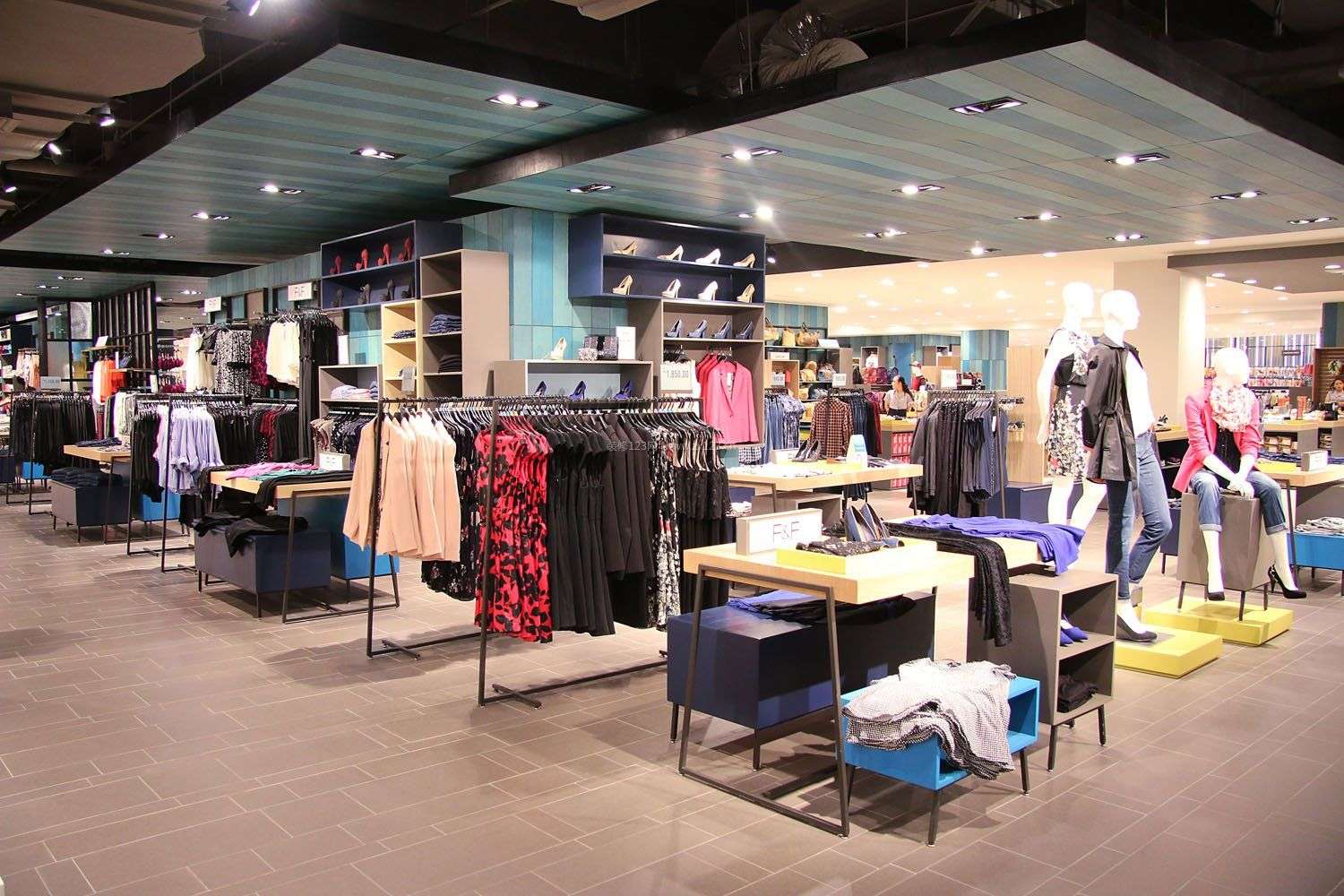 От склада до кассы: как мобильные компьютеры стали «нервной системой» учета товаров в режиме реального времени в розничной торговле.