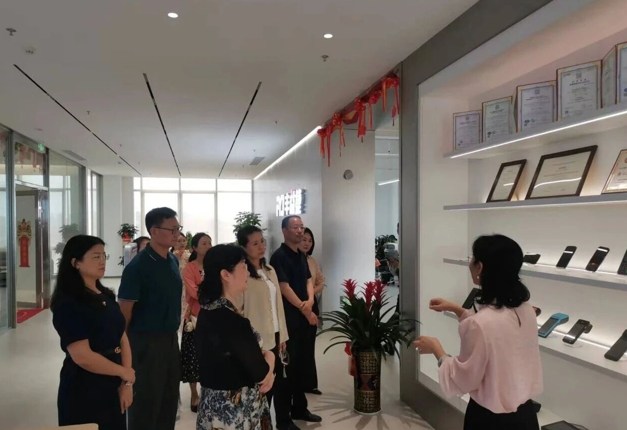 Delegation of Guangzhou Shande Charity Association touring FYJ showroom and learning about RFID intelligent asset management solutions